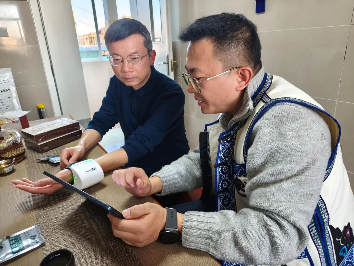 医生使用脉诊设备为患者进行中医四诊评估